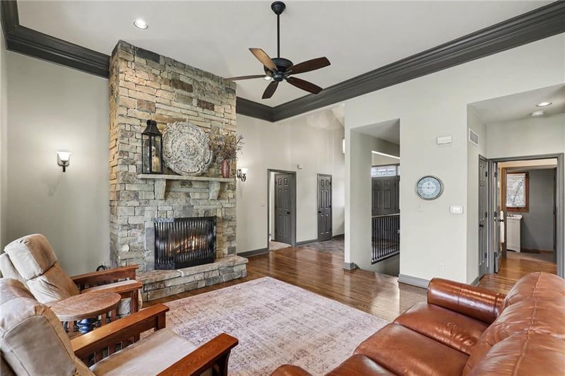 2401 Whispering Creek Ct, Blue Springs, MO 64015