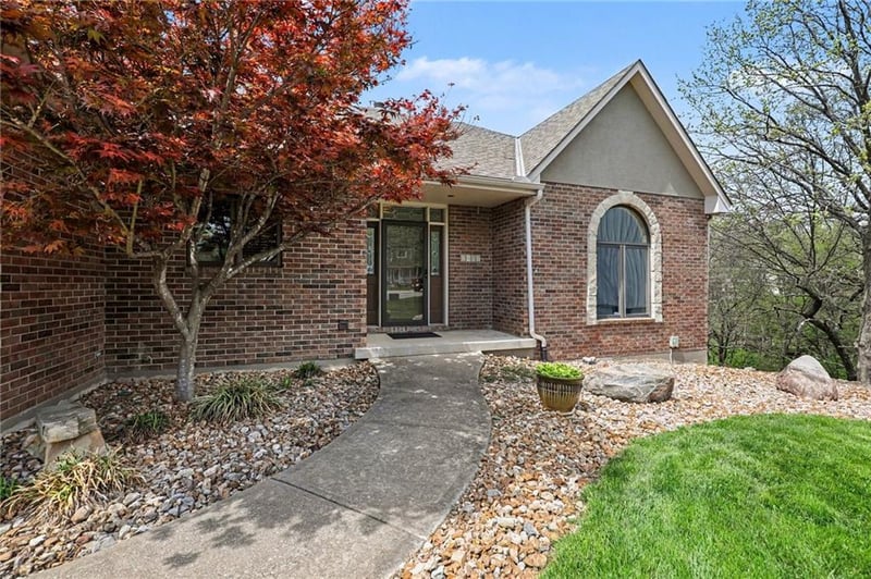2401 Whispering Creek Ct, Blue Springs, MO 64015