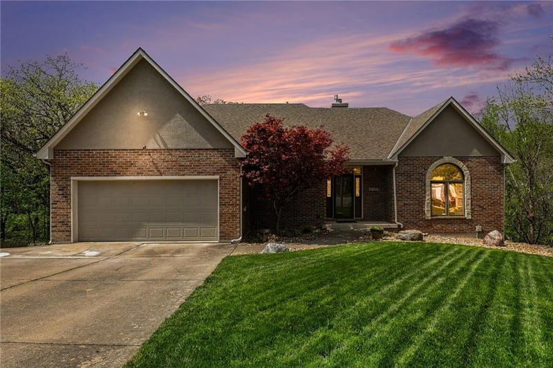 2401 Whispering Creek Ct, Blue Springs, MO 64015