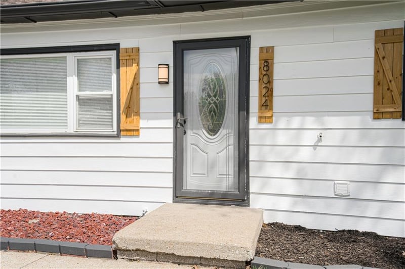 8024 Armstrong Ave, Kansas City, KS 66112