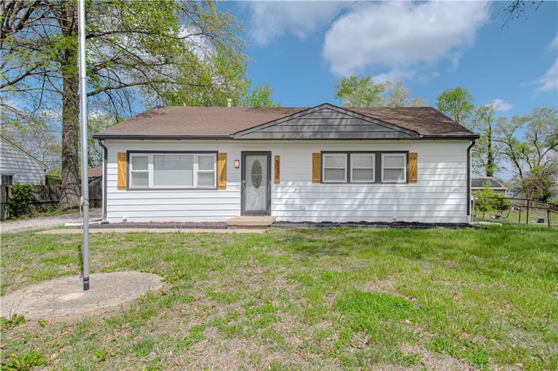 8024 Armstrong Ave, Kansas City, KS 66112