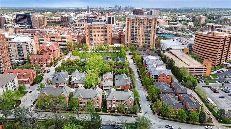 202 50th St, Kansas City, MO 64112