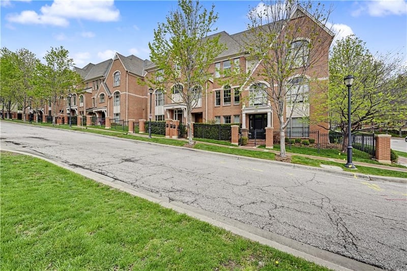 202 50th St, Kansas City, MO 64112