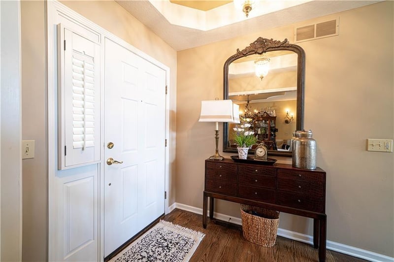 2 Chadwick Ln, Country Club, MO 64505