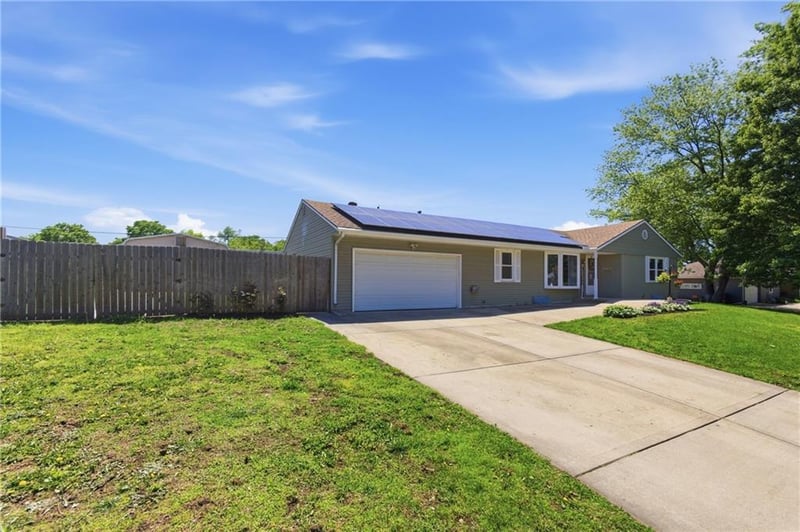 12105 E 41st St, Independence, MO 64052