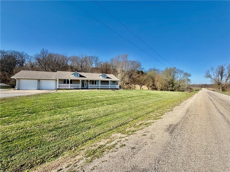 1039 225th Rd, Troy, KS 66087