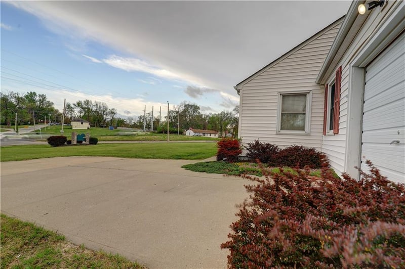 7726 Sni A Bar Rd, Kansas City, MO 64129