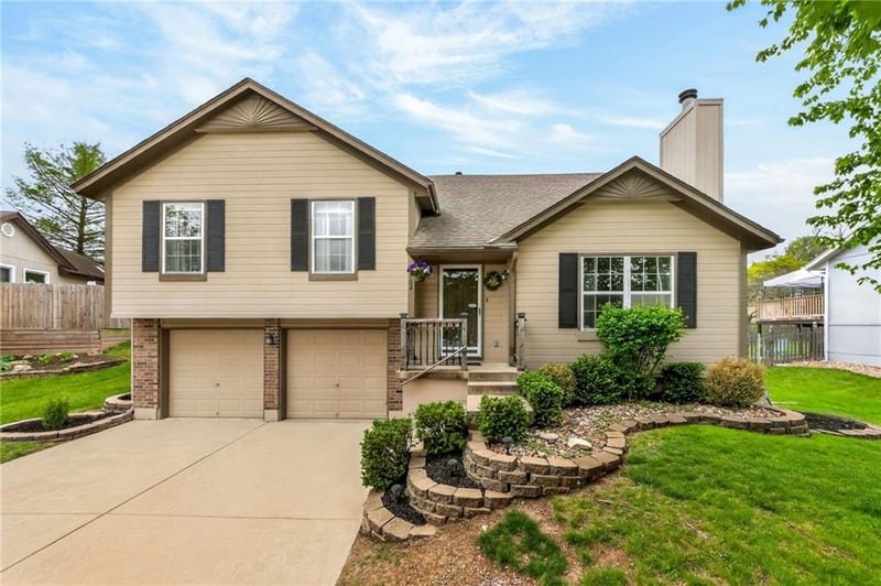 1704 Stonewood Dr, Lee's Summit, MO 64086