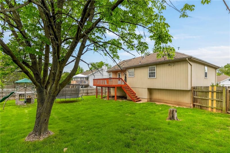 1704 Stonewood Dr, Lee's Summit, MO 64086