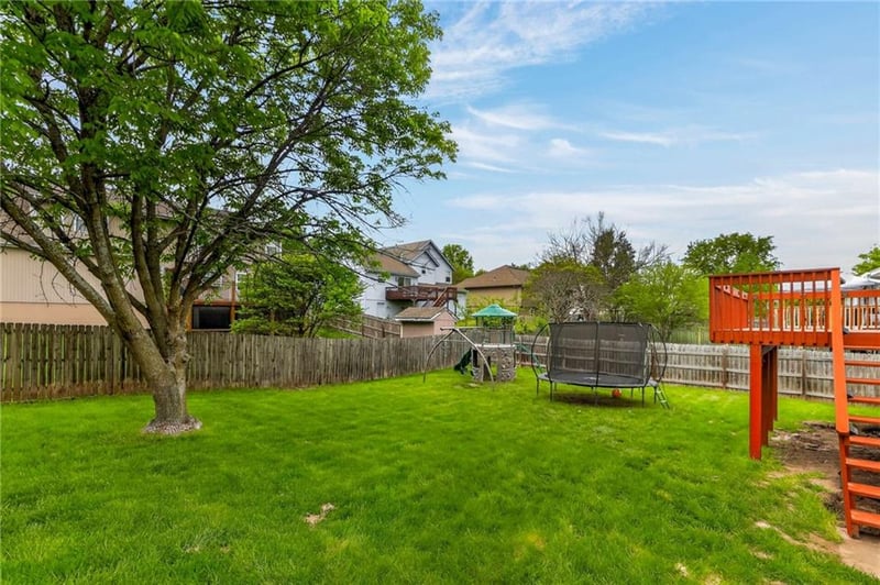 1704 Stonewood Dr, Lee's Summit, MO 64086