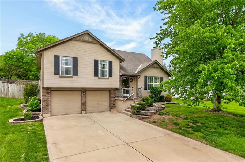 1704 Stonewood Dr, Lee's Summit, MO 64086