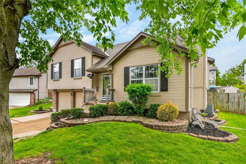 1704 Stonewood Dr, Lee's Summit, MO 64086