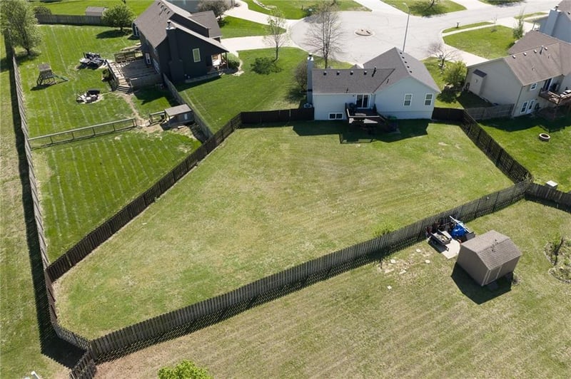15506 Iron Creek Ct, Basehor, KS 66007