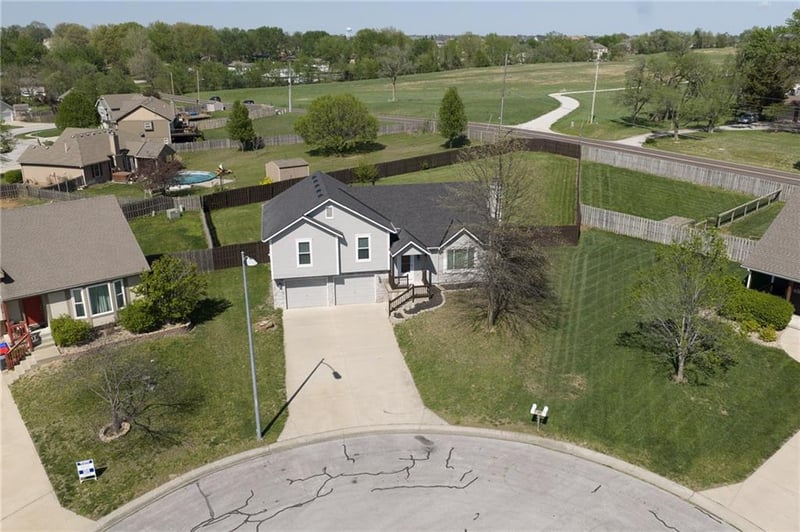 15506 Iron Creek Ct, Basehor, KS 66007