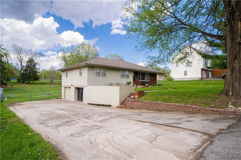 3903 Pacific St, St Joseph, MO 64507