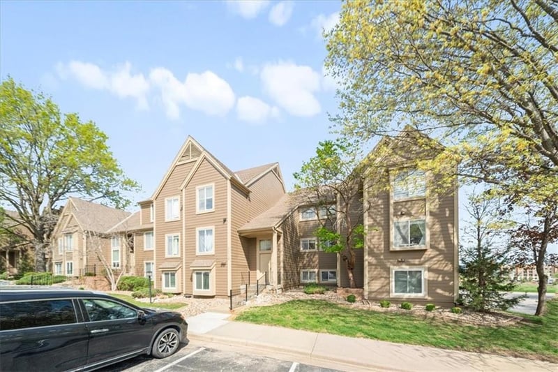 11110 Nieman #101 Rd, Overland Park, KS 66210