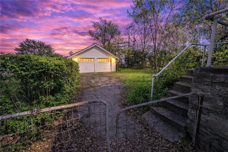 5727 Tracy Ave, Kansas City, MO 64110