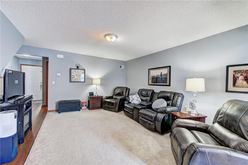 1633 Highland Dr, Lee's Summit, MO 64081