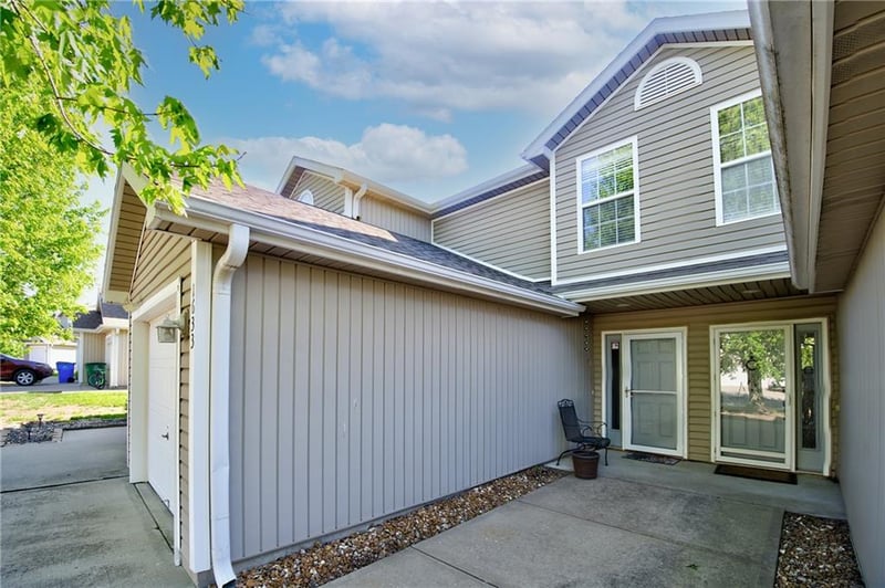 1633 Highland Dr, Lee's Summit, MO 64081