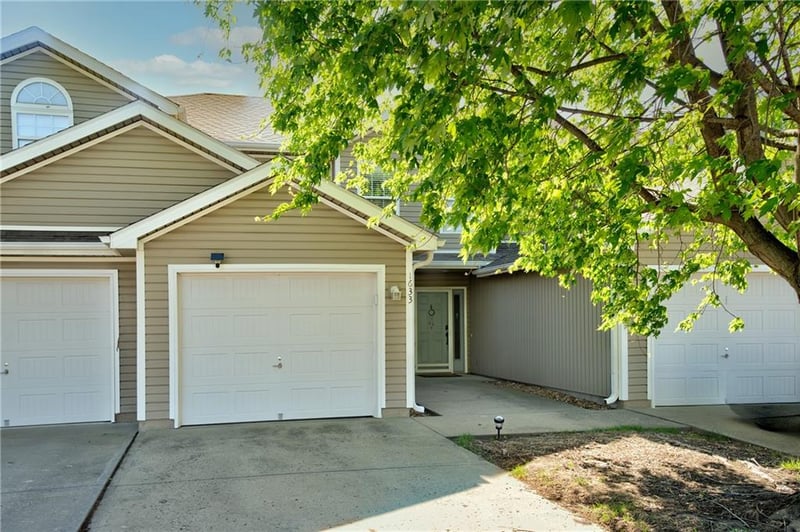 1633 Highland Dr, Lee's Summit, MO 64081