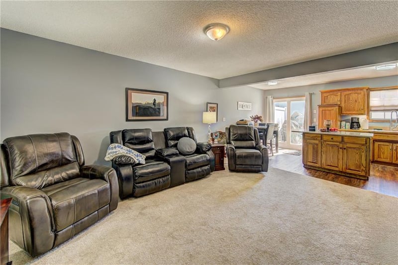 1633 Highland Dr, Lee's Summit, MO 64081