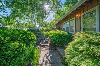 2101 NE 62nd St, Kansas City, MO 64118