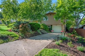 2101 NE 62nd St, Kansas City, MO 64118