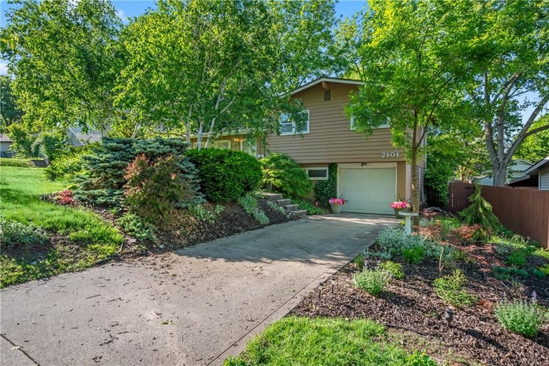 2101 62nd St, Kansas City, MO 64118