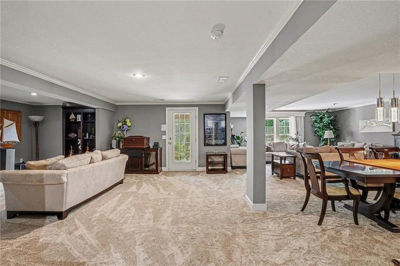 813 Sonora Valley Cir, Blue Springs, MO 64014