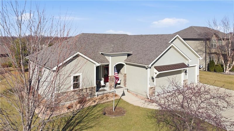 17710 Mission Ridge Dr, Smithville, MO 64089