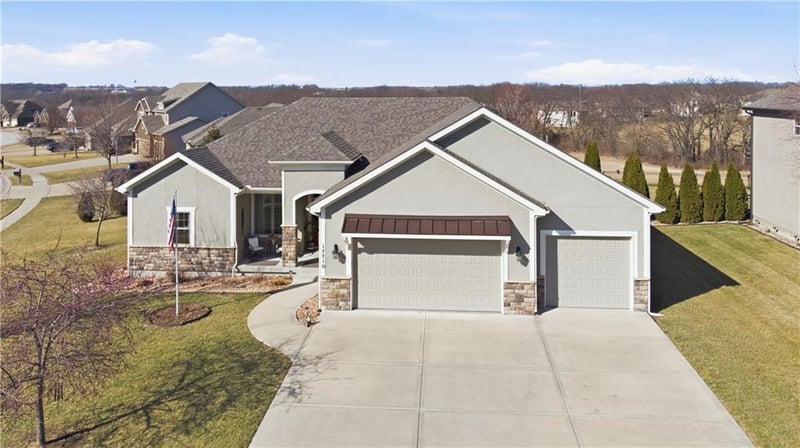 17710 Mission Ridge Dr, Smithville, MO 64089