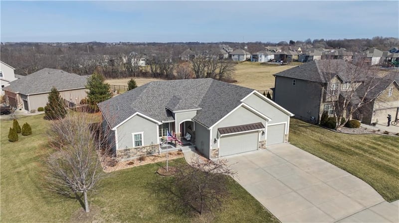 17710 Mission Ridge Dr, Smithville, MO 64089