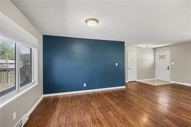 7002 Baltimore Ave, Gladstone, MO 64118