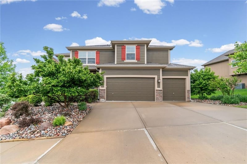 5898 National Dr, Parkville, MO 64152