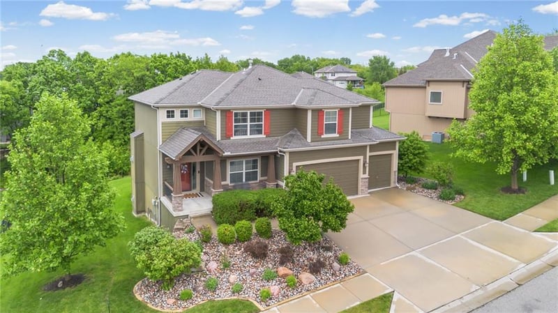 5898 National Dr, Parkville, MO 64152