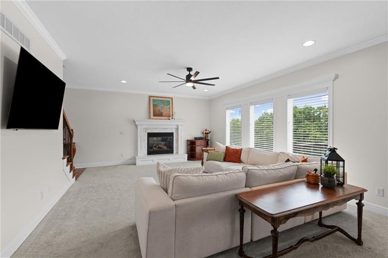 5898 National Dr, Parkville, MO 64152