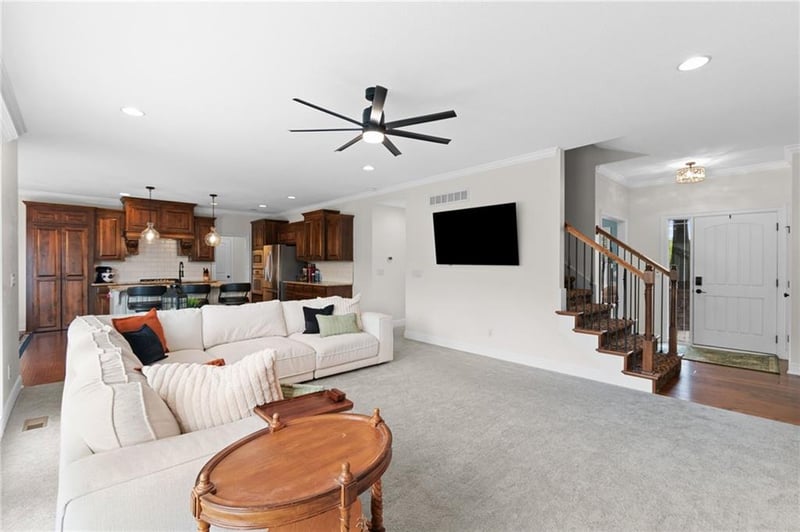 5898 National Dr, Parkville, MO 64152