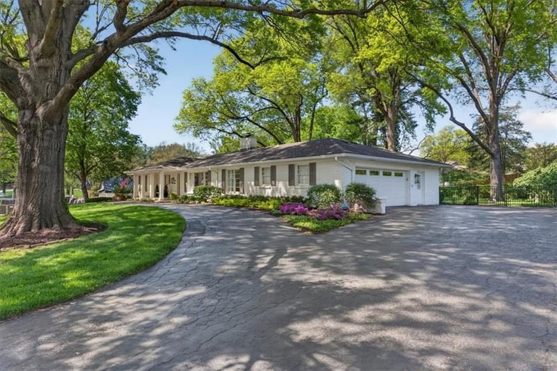 2910 66th Ter, Mission Hills, KS 66208
