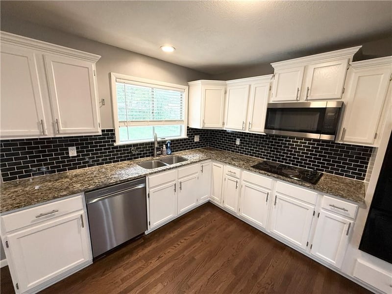 8811 E 84th St, Raytown, MO 64138
