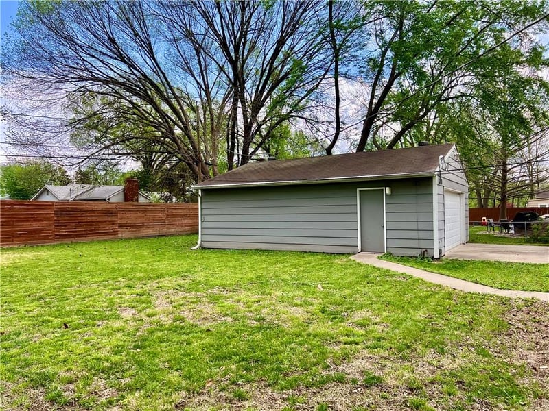 8207 Hemlock St, Overland Park, KS 66204