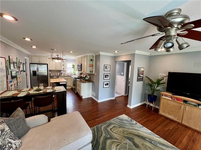 8207 Hemlock St, Overland Park, KS 66204