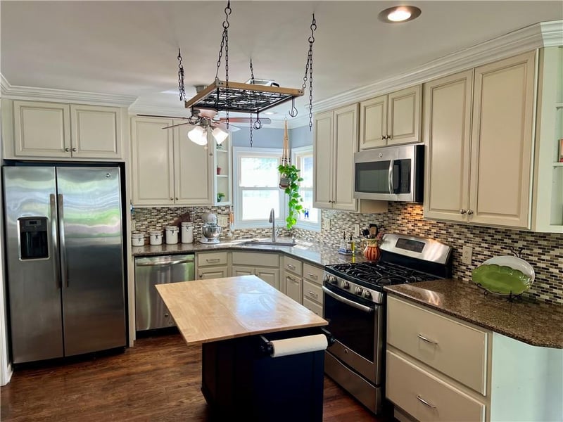 8207 Hemlock St, Overland Park, KS 66204