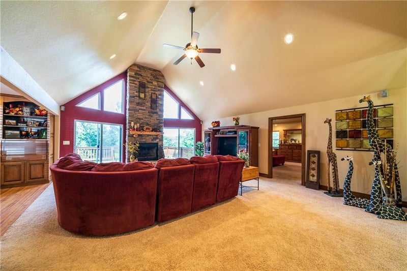 29432 Bobcat Dr, Warsaw, MO 65355