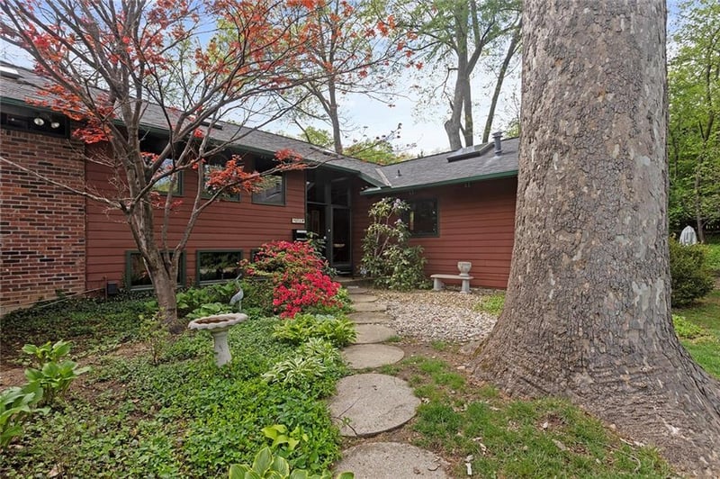 8728 Meadow Ln, Leawood, KS 66206