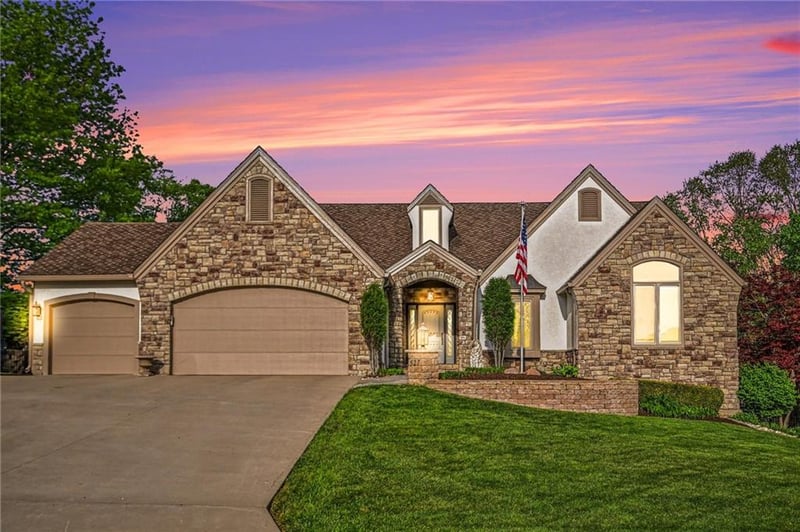 527 Canyon Dr, Lawrence, KS 66049