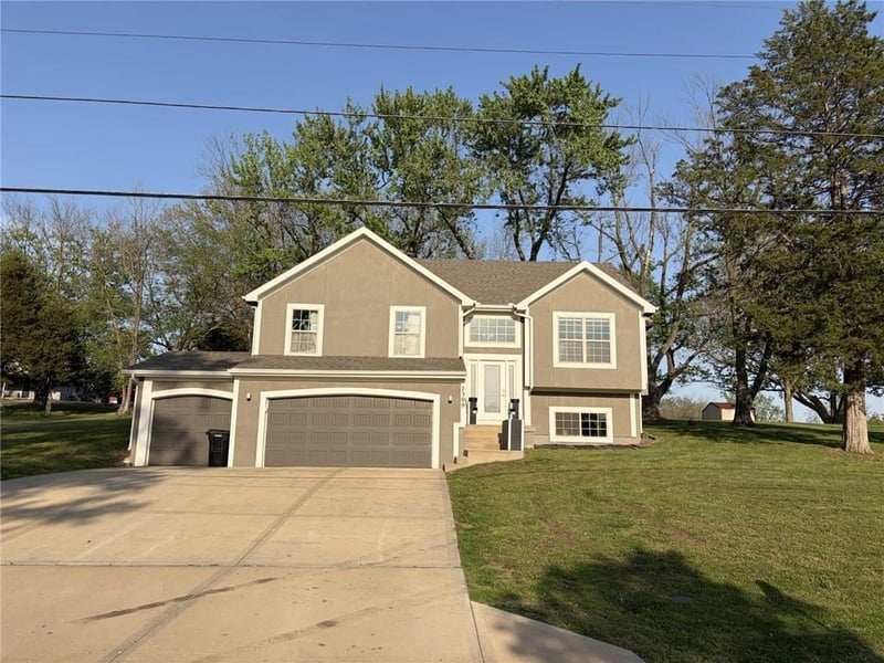 7309 Locust Dr, Kansas City, MO 64152