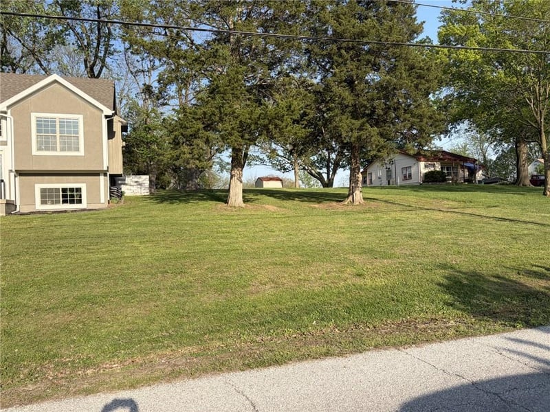 7309 Locust Dr, Kansas City, MO 64152