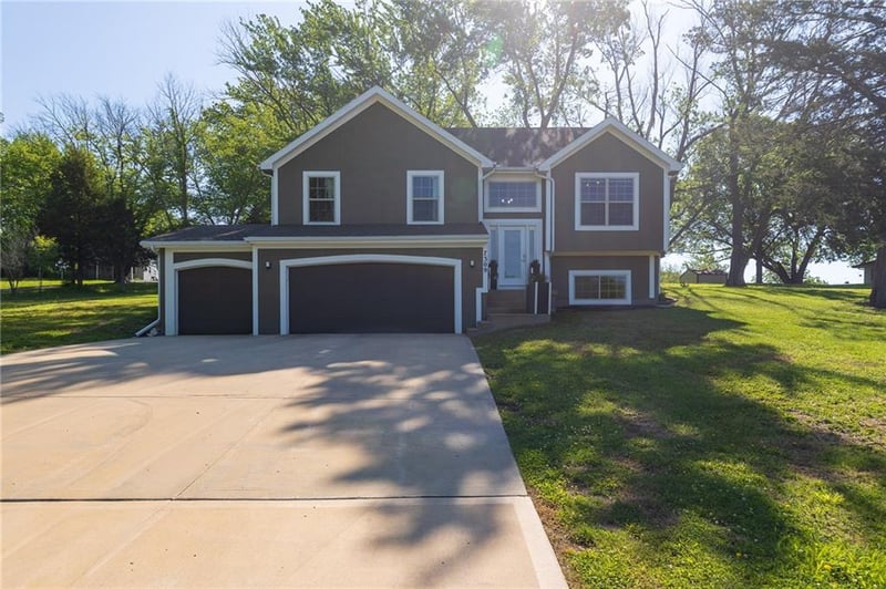 7309 NW Locust Dr, Kansas City, MO 64152