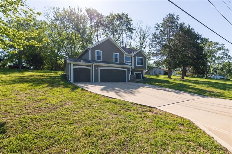 7309 NW Locust Dr, Kansas City, MO 64152