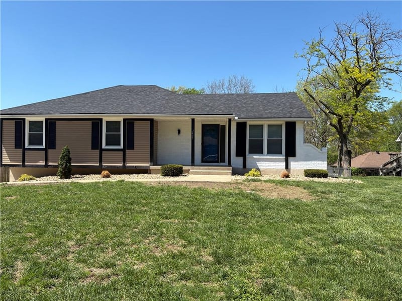 2405 Madrid Ct, Blue Springs, MO 64015